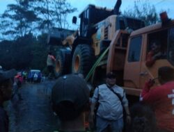 Tak Sampai 24 Jam, Longsor Jalur Lintas Lebong – Rejang Kembali Lancar