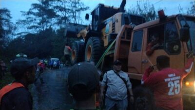 Tak Sampai 24 Jam, Longsor Jalur Lintas Lebong – Rejang Kembali Lancar