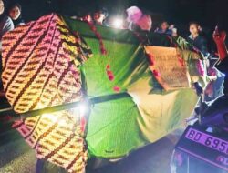 Unik, Pawai Malam Takbiran Idulfitri Gunakan Kostum Pocong