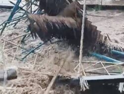 Jembatan Wisata Arang Sapat Hanyut Terbawa Arus