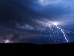 Sambaran Petir Capai 66.691, Warga Bengkulu Harus Waspada!