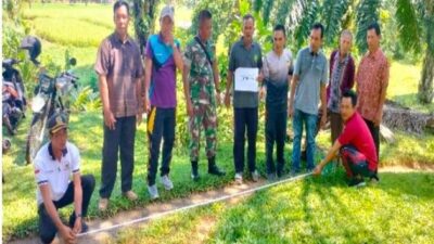 Pemdes Kuripan Bangun Jalan Desa Secara Gotong Royong