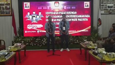 Serius Nyalon Wali Kota, Aryono Gumay Serahkan Syarat Pendaftaran