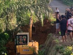 Ruas Jalan Tanah Rekah – Teras Terunjam Mukomuko Ditutup Selama Dua Bulan