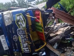 Rem Blong, Truk Muatan Material Hantam Mobil dan Ruko