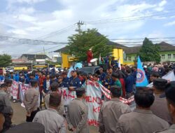 Totak UU Cipta Kerja, Buruh dan Mahasiswa Orasi Depan Kantor DPRD