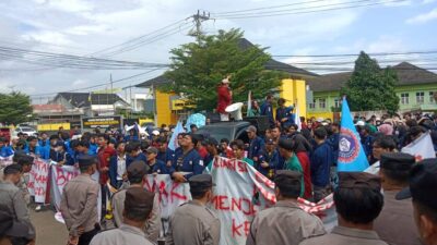 Totak UU Cipta Kerja, Buruh dan Mahasiswa Orasi Depan Kantor DPRD