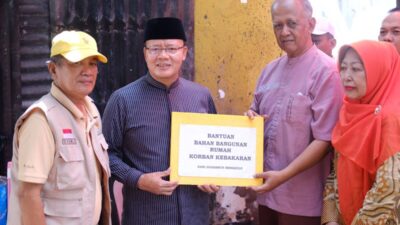 Pasca Rumah Kebakaran, Pensiunan ASN Disnakertrans Dapat Bantuan Material