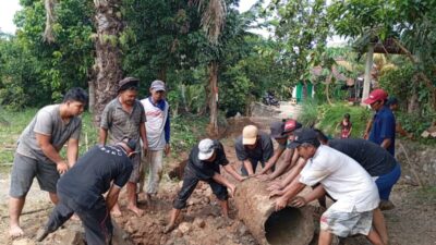 Belum Dapat Program Seribu Jalan Mulus, Warga Pasar Tais Inisiatif Perbaiki Sendiri