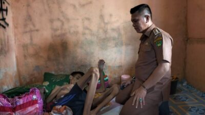 Camat Seginim Fasilitasi Warganya yang Sedang Sakit