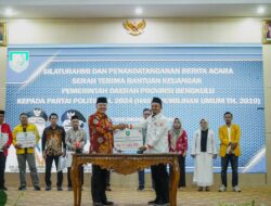 Rohidin Serahkan Bantuan Partai Politik Tahap Pertama