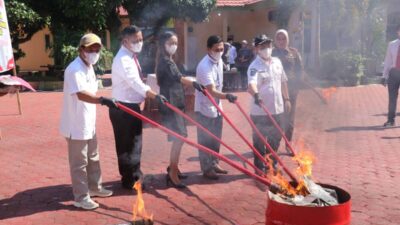 Kejari Mukomuko Musnakan Barang Bukti Tindak Pidana Kejahatan