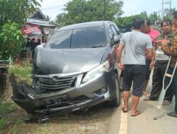 Elak Sepeda Motor, Innova Hantam Dump Truk di Seluma