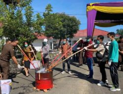 Kejari Seluma Musnahkan Barang Bukti