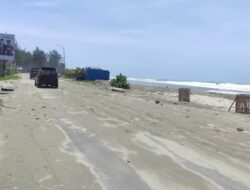 Waspada! Banyak Genangan Air Laut di Sepanjang Jalan Pantai Berkas
