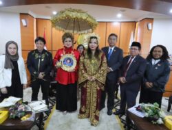 Maya Rumantir Dapat Penghargaan Dari We Care for Humanity