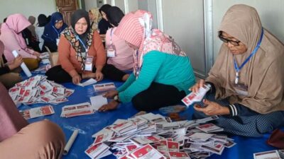 KPU Seluma Sortir dan Lipat Surat Suara Pilgub