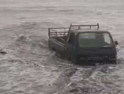 Terjebak Air Pasang, Mitsubishi Colt L300 Nyaris Hanyut