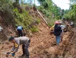 Personel Polsek Maje Kawal Logistik Pilkada di Jalan Berlumpur