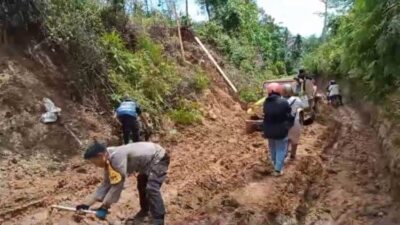 Personel Polsek Maje Kawal Logistik Pilkada di Jalan Berlumpur