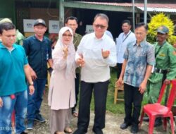 Bupati Kaur dan Istri Berikan Hak Pilih di Desa Pulau Panggung