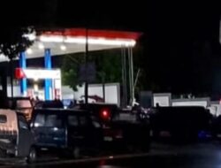 Antrean BBM di SPBU Masmambang Membuat Jalan Lintas Macet