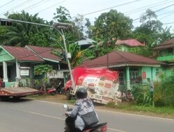 Hilang Kendali, Truk Tangki Pertamina Tabrak Tiang Traffic Light
