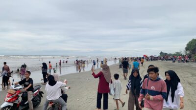 Biaya Parkir Rp 10 Ribu, Ribuan Pengunjung Padati Pantai Seluma