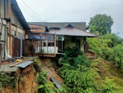 Tingginya Curah Hujan, Tiga Rumah Warga Amblas ke Sungai Manjuto