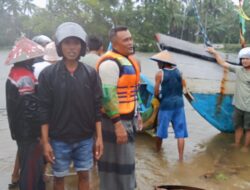 Kapal Nelayan Pantai Indah Mukomuko Tenggelam Diterjang Ombak