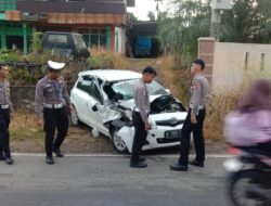 Hilang Kendali, Toyota Yaris Adu Kambing dengan Truck Box di Seluma