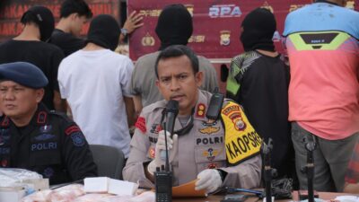 Polisi Grebek Kampung Narkoba, Amankan 10 Tersangka dan Puluhan Mesin Judi