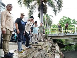 Helmi Hasan Tinjau Langsung Kondisi Drainase di Penurunan