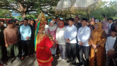 Bupati dan Wakil Bupati Lebong Disambut Secara Adat