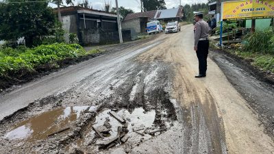 Polres Rejang Lebong Himbau Pengguna Jalan, Hati-Hati Melewati Jalan Air Meles Atas