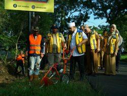 Program 100 Kerja, Helmi Hasan Turun Langsung Tebas Rumput Liar