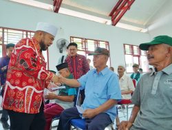Helmi Hasan Bagikan THR ke Lansia