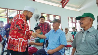 Helmi Hasan Bagikan THR ke Lansia
