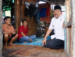 Peduli Warga Kurang Mampu, Wagub Bengkulu Serahkan Bantuan