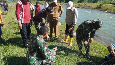 Gotong Royong Perbaiki Irigasi, Pemkab BU dan TNI Bantu Petani