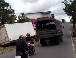Diduga OC, Mobil Box Gagal Nanjak dan Hantam Warung Warga