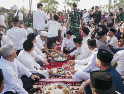 Makan Akbar Sukses, Helmi dan Willie Salim Bagikan Hadiah Umroh