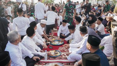 Makan Akbar Sukses, Helmi dan Willie Salim Bagikan Hadiah Umroh