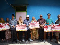 Helmi Serahkan Bantuan kepada Korban Kebakaran Sumur Meleleh