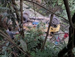 Diduga Sopir Mengantuk, Truk Muatan Semen Masuk Jurang di Rejang Lebong