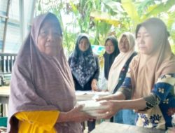 Masyarakat Desa Pajar Bulan Terima Makanan Tambahan