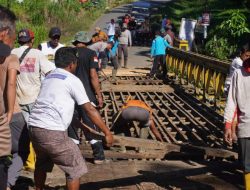 Akses Terputus, Wabup Bengkulu Utara Turun Langsung Perbaiki Jembatan Rusak di Wonoharjo