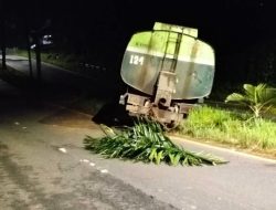 Gagal Nanjak, Truk Muatan CPO Nyaris Terguling