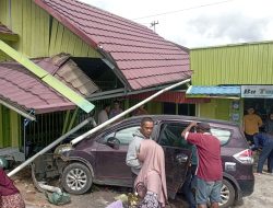 Diduga Ngantuk, Suzuki Ertiga Hantam Rumah Warga Sambirejo