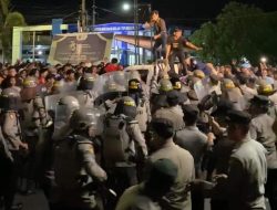 Mahasiswa Demo Kantor Gubernur Bengkulu Tuntut Penyelesaian Krisis BBM